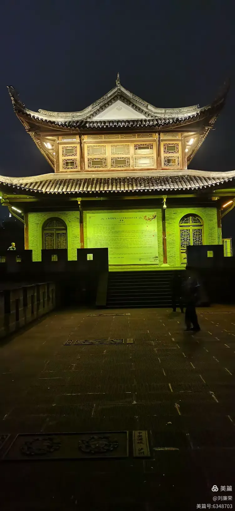 拾阶而上,登上东门城楼,眼前一片空阔